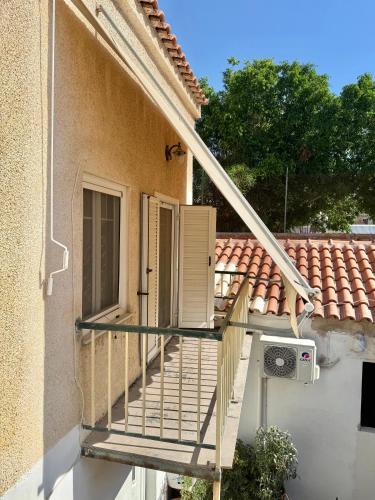 ระเบียง/ชานเรือน, Downtown Aegina Loft-Style Apartment in เอไจนา