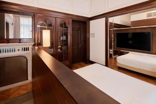 Historical Deluxe King Room image 10