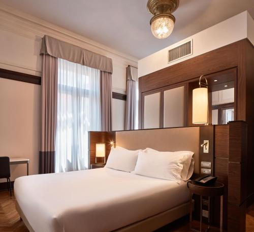 Historical Deluxe King Room image 8
