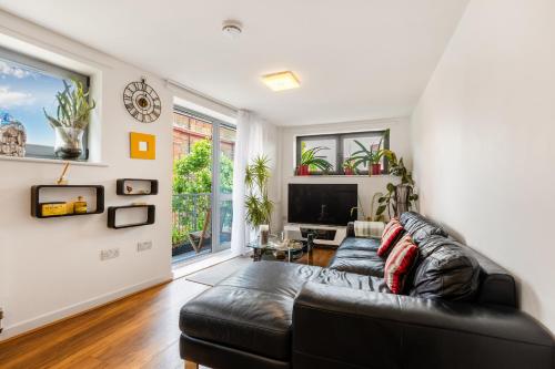 Lovely 2BR Flat with Balcony in Zone 2, Londýn