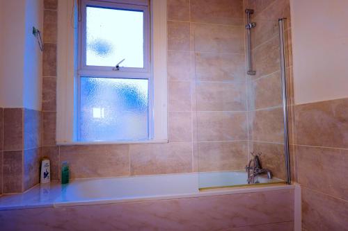 Bathroom, Edinburgh Road Guest House in Kensington