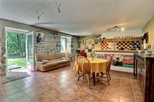joli gîte entre le lac d'Issarles et le Mt gerbier (joli gite entre le lac d'Issarles et le Mt gerbier) in Cros-de-Géorand