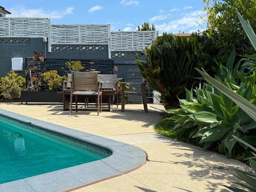 Cozy 2BR Getaway with Pool, Close to SoFi - MKMD1 in Los Angeles, USA