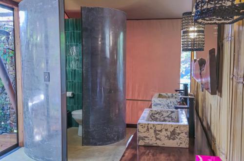 浴室, Tocu Tent Camp All Meals Included in 卡尼奧內格羅