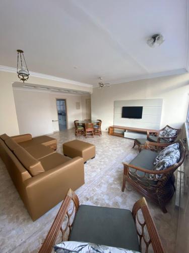 Beachfront apartment on Pitangueiras Beach near Steam train pavillion