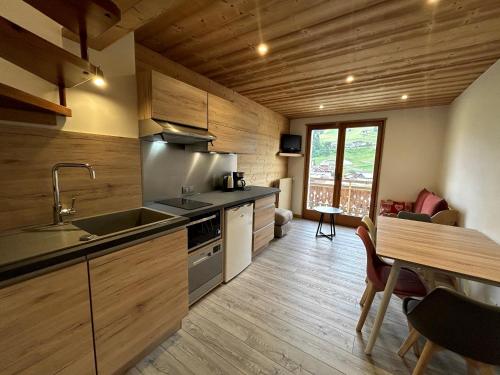 Apartment with Mountain View