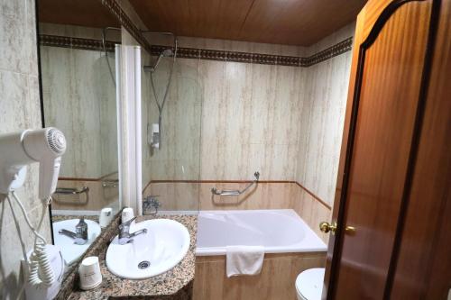 Twin Room image 4