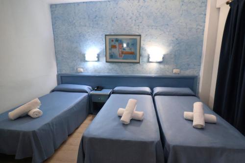 Double Room with Extra Bed (2 Adults + 1 Child) image 3