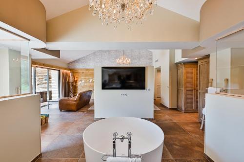 ห้องน้ำ, Le Hameau des Pesquiers Ecolodge & Spa, Curio Collection by Hilton in ไฮเยเรส