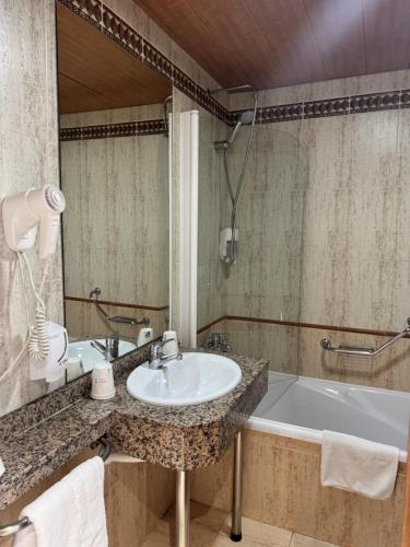 Double Room with Extra Bed (2 Adults + 1 Child) image 4