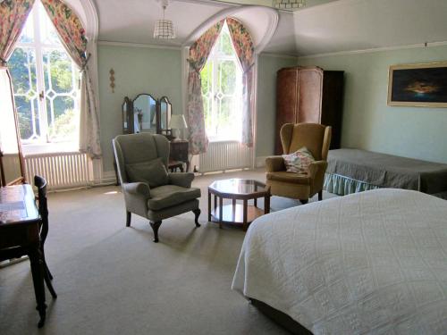1 queen bed, 1 twin bed, 2 sofa beds