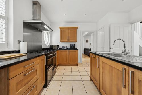 Modern 3BR Home in 2 Nether Hall Near M6 J7 with Hot Tub, Smart TV and Free Parking, Birmingham (fotografie 2)