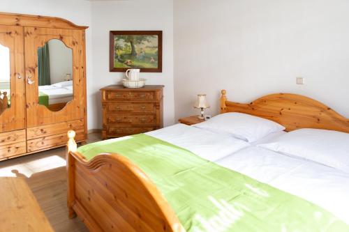 One-Bedroom Apartment image 7