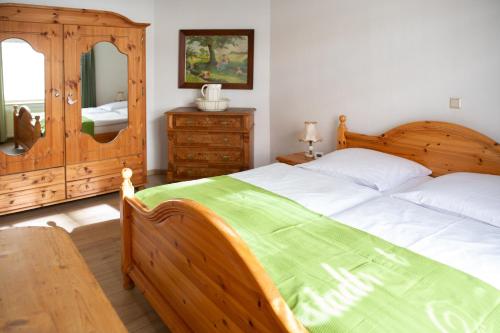 One-Bedroom Apartment image 6