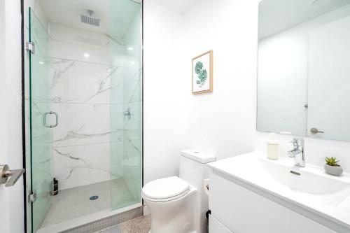 The Roland - Corktown Comfort Basement Suite Downtown Stay - image 5