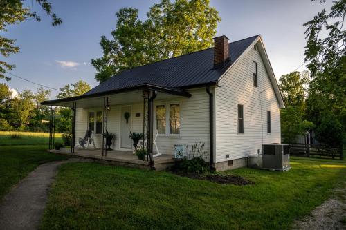 Relax & Unwind Cozy Farmhouse Near Natural Bridge State Park, Stanton (zdjęcie 6)