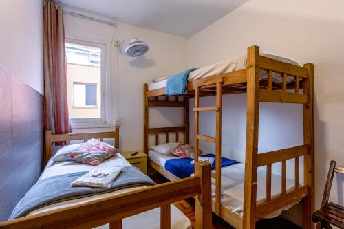 1 twin bed, 1 bunk bed