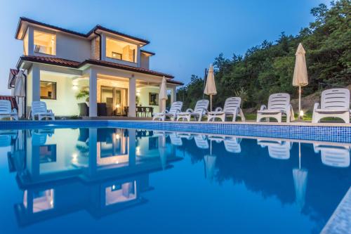 Buitenkant, Villa Satine, a romantic pool villa surrounded by nature in Ripenda Kras
