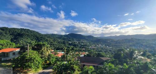Nia's Hillside Apartment - Amazing Scenery in Marisule