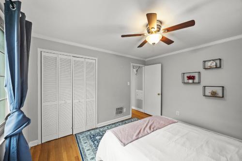 Franklin Park condo 5 mins from airport, Walk to Conservatory in Columbus, USA