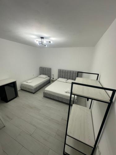 Gold Rooms II - image 2