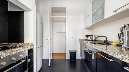 Modern 2-Bed Apartment - Heart of Downtown Lisbon - image 10
