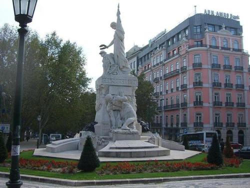 Modern 2-Bed Apartment - Heart of Downtown Lisbon - image 6