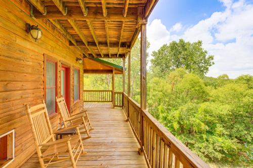 Spacious Cabin with Views, Near Lake Lawtonka!