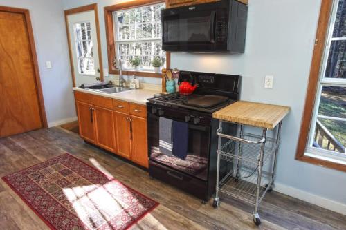 Konyha, Dream Stratton Forest Cabin with Hot Tub and Fast WiFi in Stratton