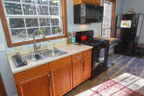 Konyha, Dream Stratton Forest Cabin with Hot Tub and Fast WiFi in Stratton