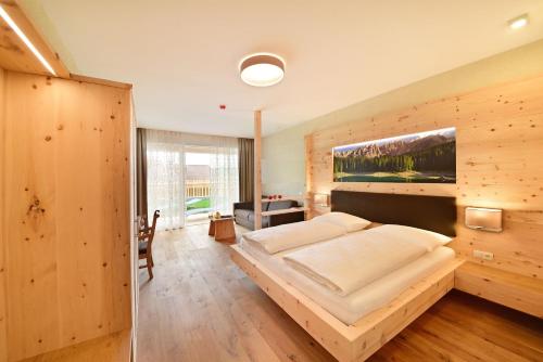 1 queen bed, 1 sofa bed