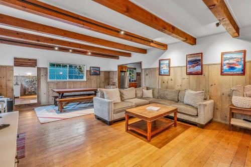 Tahoe City Gem Pet Friendly Yard Walk to Beach