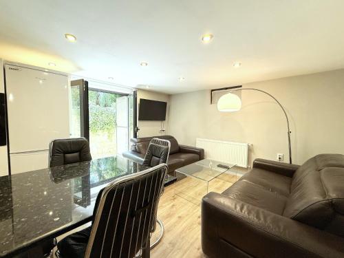 Cozy 1BR Flat next to NDK with Private Patio, Sofia (Foto 2)