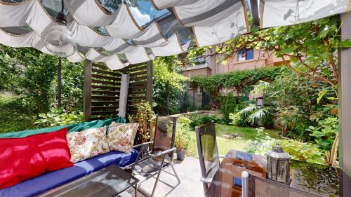 Cozy 1BR Flat next to NDK with Private Patio, Sofia (Foto 4)