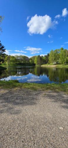 Hôtel Restaurant du Lac (Hotel Restaurant du Lac) in Camps-Saint-Mathurin-Léobazel