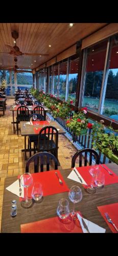 Hotel Restaurant du Lac in Camps-Saint-Mathurin-Léobazel