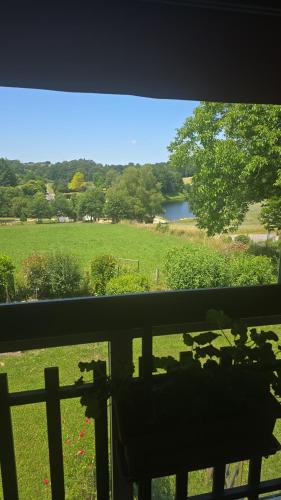 Hotel Restaurant du Lac in Camps-Saint-Mathurin-Léobazel