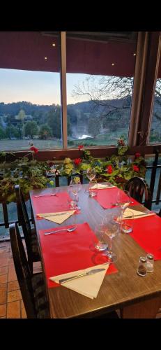 Hotel Restaurant du Lac in Camps-Saint-Mathurin-Léobazel