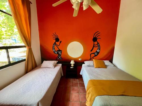 2 queen beds, 1 twin bed