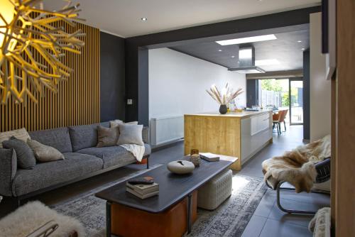 Maison 4 chambres entierement renovee, literie, terrasse & parking gratuit a Nieuwpoort-Stad by La C