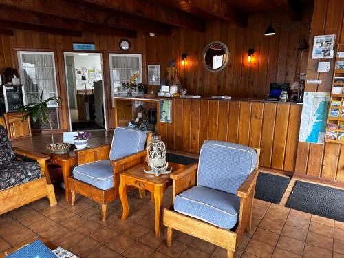 Tillicum Beach Motel - Formerly Deane's Oceanfront Lodge - 로비