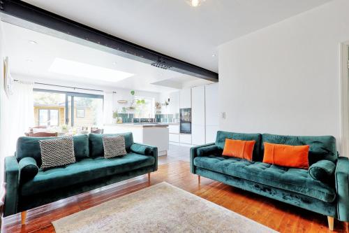 Beautiful 5 bed house, relaxing garden and driveway parking 10 min to the beach