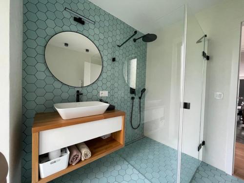 ฝักบัว, Ubytování uprostřed zeleně (Ubytovani uprostred zelene) in โคฮูโตวิเซ