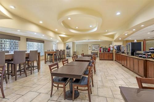 BEST WESTERN PLUS Monica Royale Inn & Suites - image 11