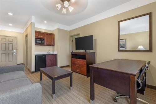 BEST WESTERN PLUS Monica Royale Inn & Suites - image 14