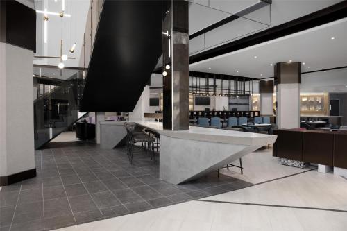 ล็อบบี้, ฮิลตัน อาร์ลิงตัน เนชั่นแนลแลนดิ้ง (Hilton Arlington National Landing) near สำนักงานศาลอาร์ลิงตัน
