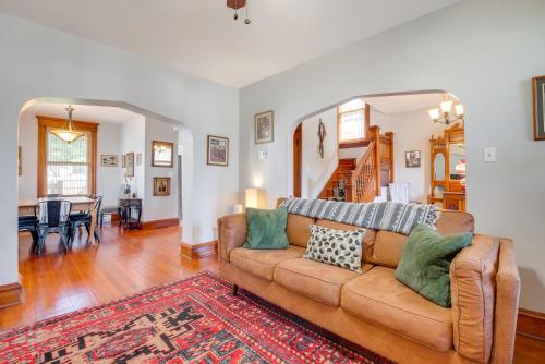 2 Mi to Steamtown NHS Family Home with Backyard! in สแครนตัน (PA)