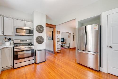 2 Mi to Steamtown NHS Family Home with Backyard! in สแครนตัน (PA)