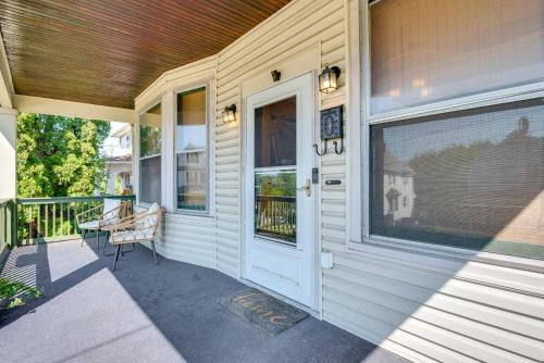 2 Mi to Steamtown NHS Family Home with Backyard! in สแครนตัน (PA)