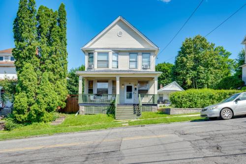 2 Mi to Steamtown NHS Family Home with Backyard! in สแครนตัน (PA)